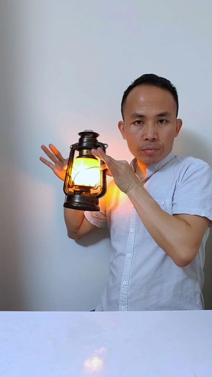 手灯怎么变成金鱼啦,变个苹果试试