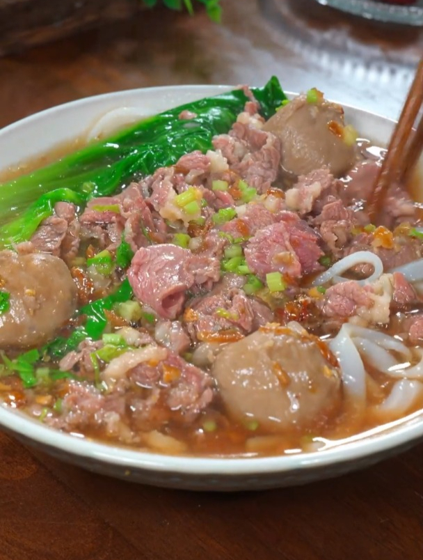 广东潮汕有名的牛肉粿条汤,别看做法平平无奇,味道鲜美