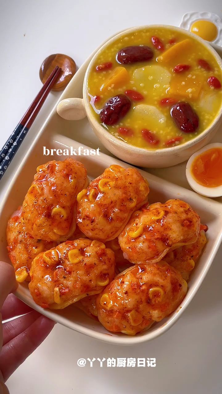 分享一道粥给大家,南瓜三药小米粥+虾滑土豆卷,安排。