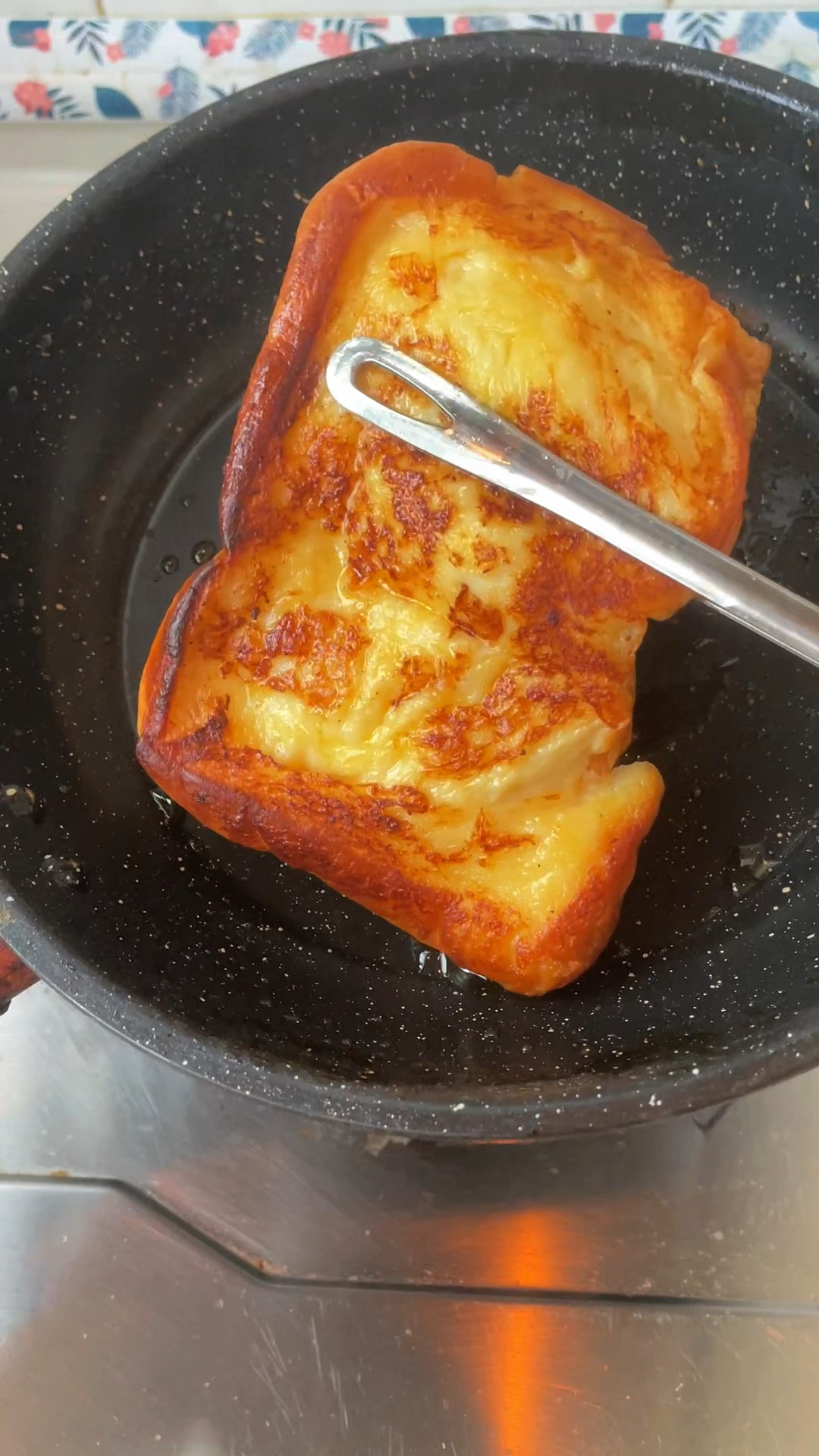 软糯香甜的牛奶黄油煎面包