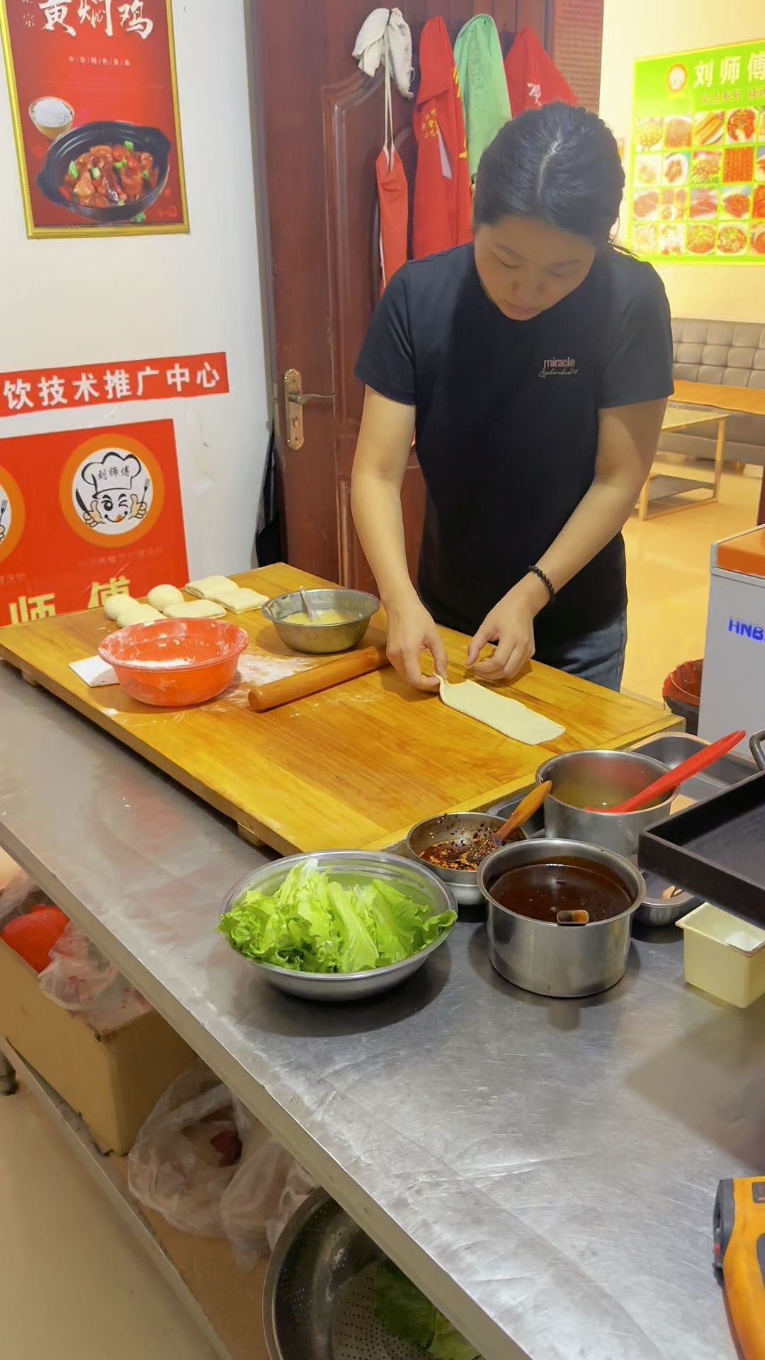 鸡蛋灌饼做法,濮阳小吃培训学校。