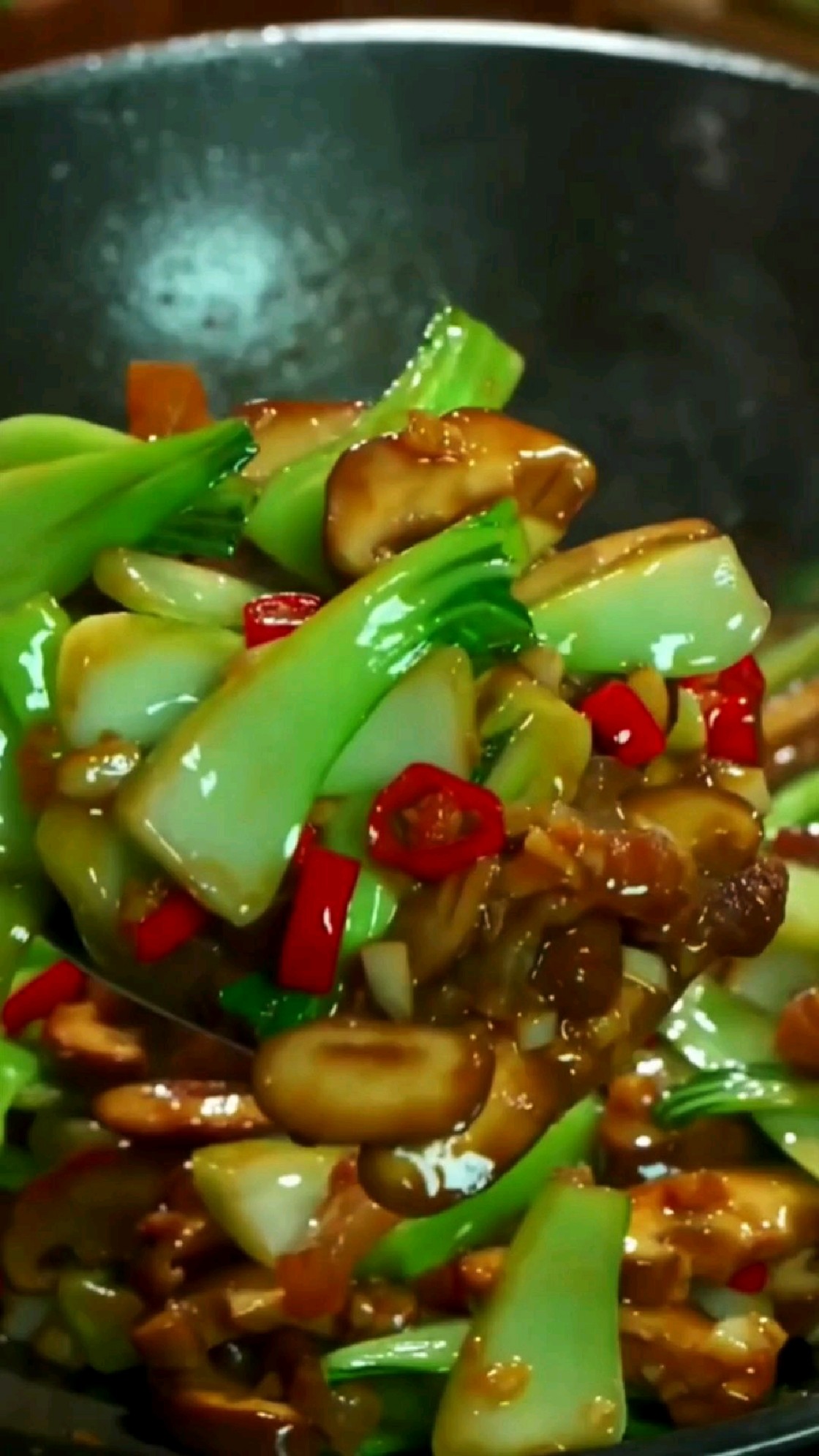 中秋节的餐桌上可不能全是大鱼大肉,来一份香菇炒青菜,做法简单