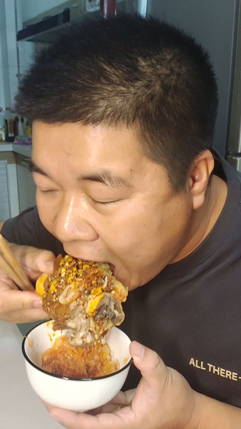 东北酸菜炖棒骨。