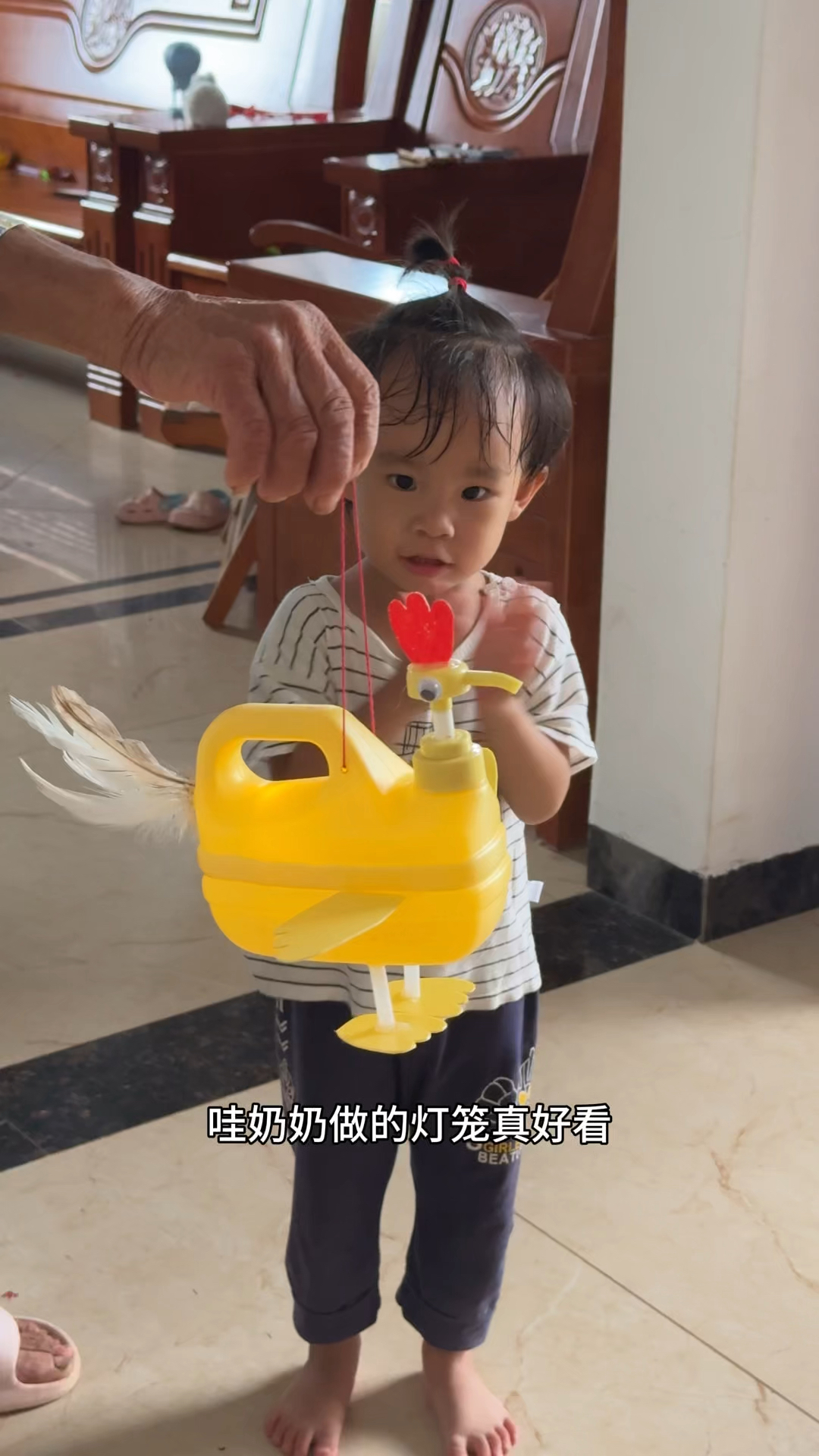 你们说是妈妈做的金鱼灯笼好看,还是奶奶做的鸡灯笼好看