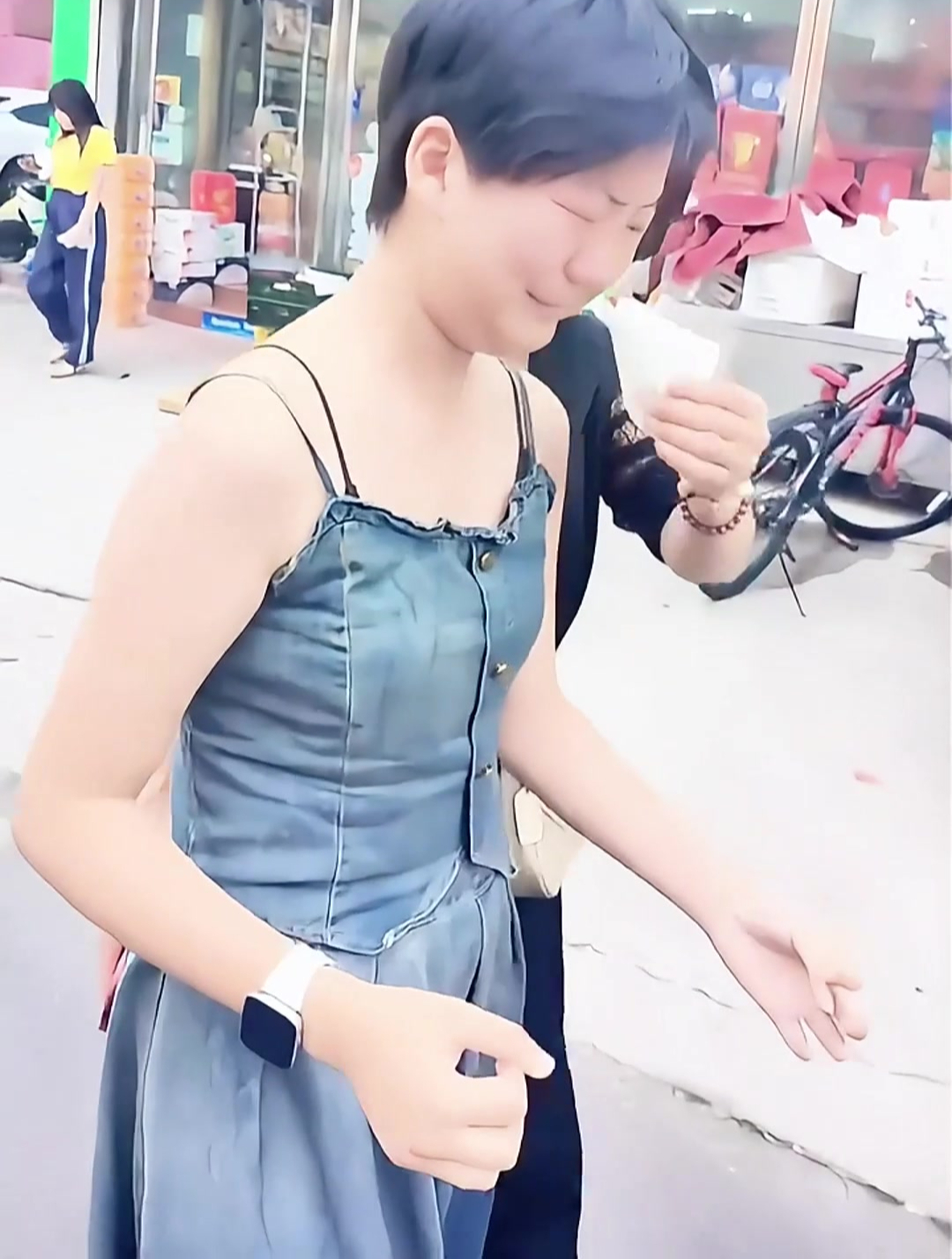 上初中的女儿被学校要求剪短发,妈妈带女儿从理发店剪完出来后