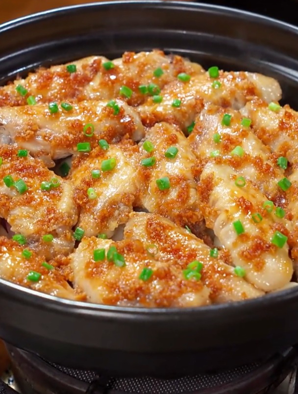 广东人爱吃的沙姜焗鸡翅,鸡翅鲜嫩多汁,一口一个,一抿脱骨