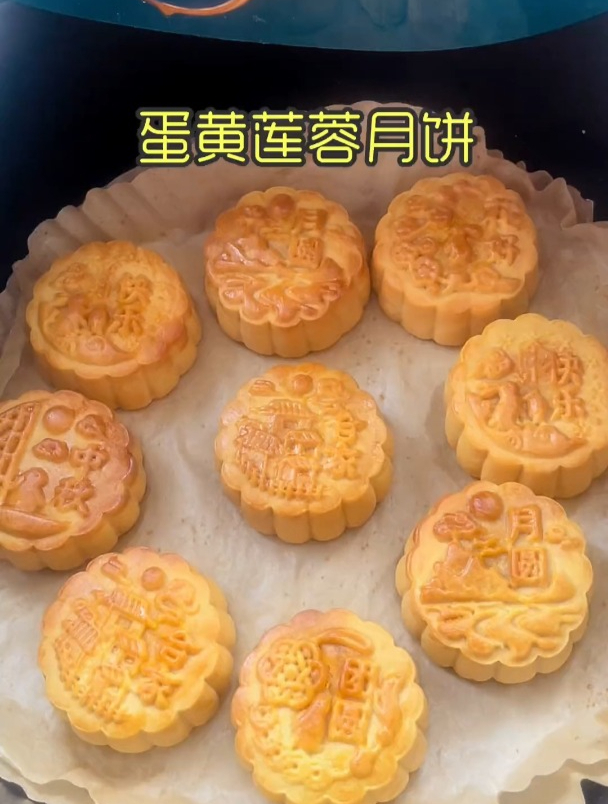 在家也能做的蛋黄莲蓉月饼,软香可口精致小巧,味道不输外面卖的