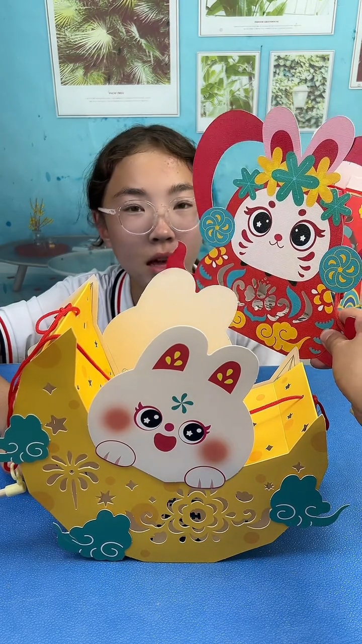 妈妈给大宝制作手工灯笼!