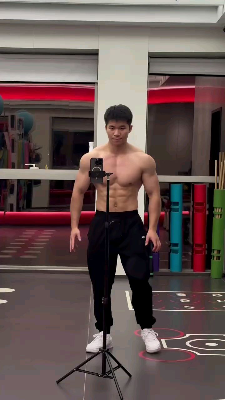 帅气的肌肉男帅气的造型
