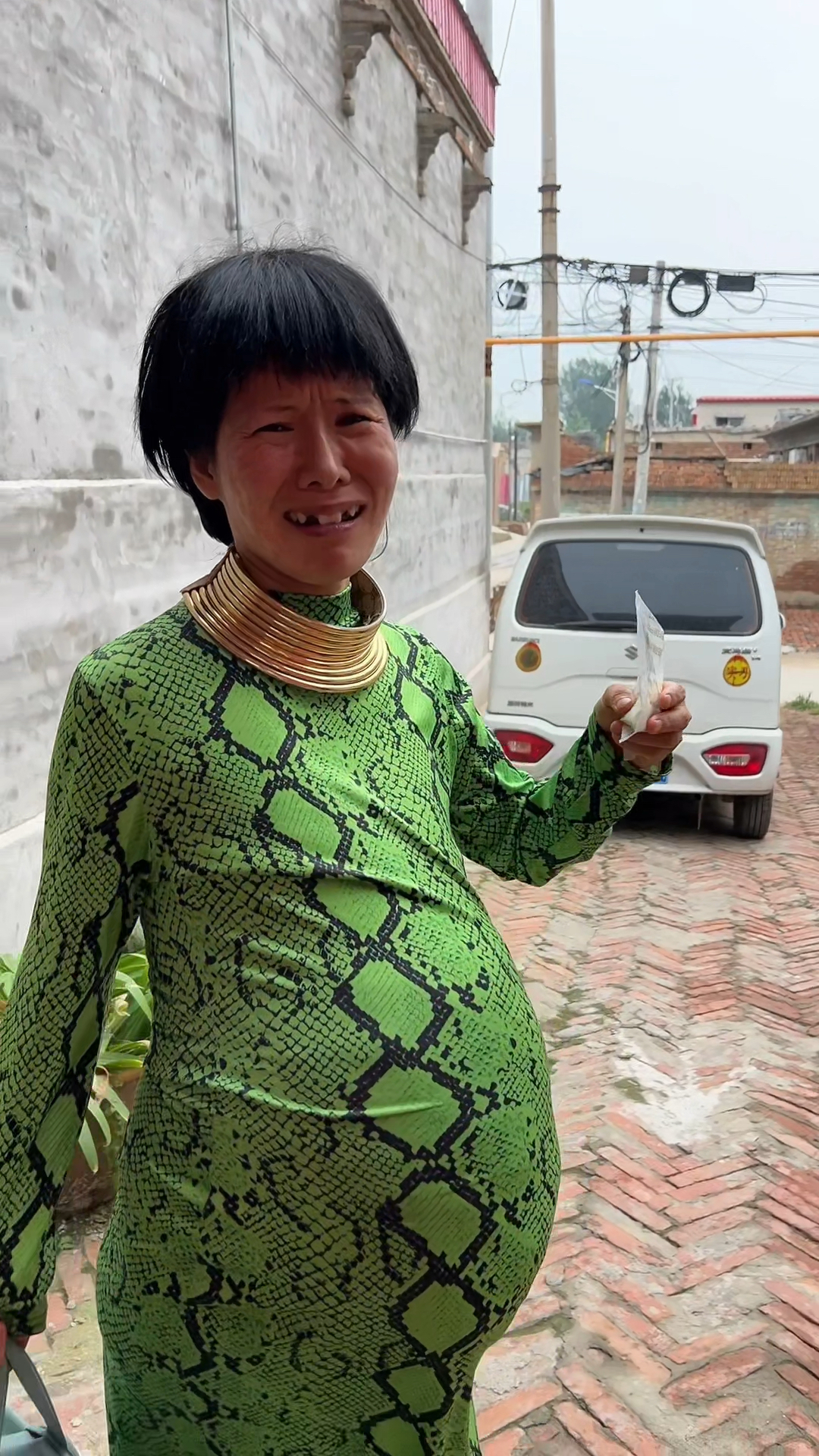 刚把婆婆送走,正吃鸭爪呢,飞机延误她又回来了