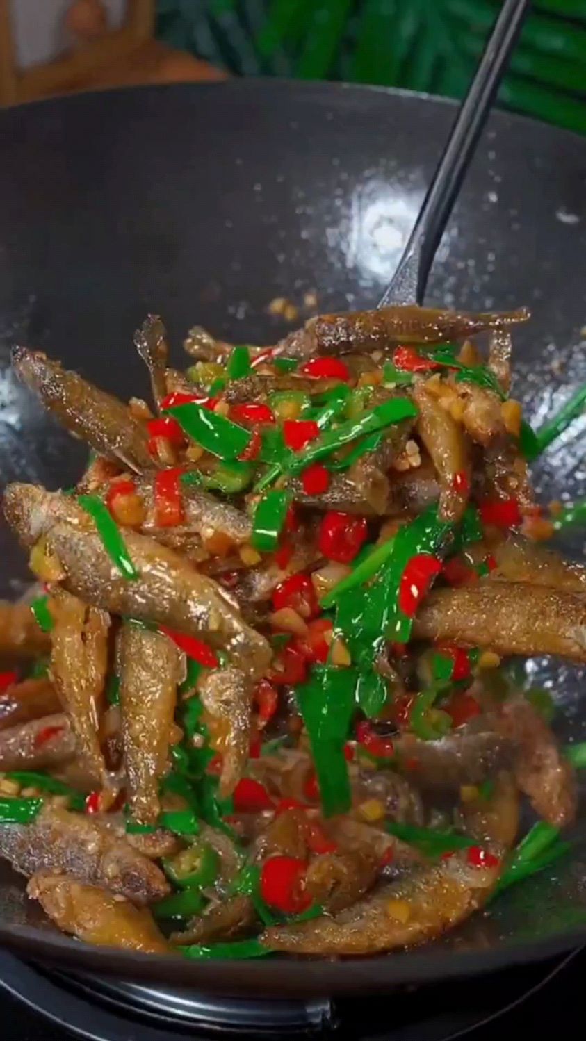 #小河鱼炒辣椒又香又脆