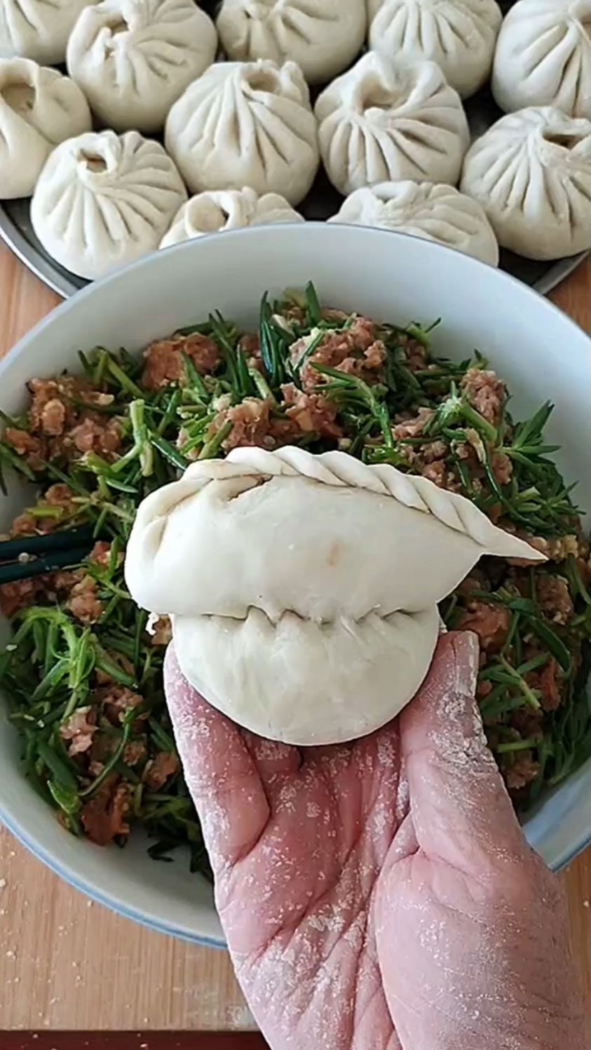 双层花样包子的做法。