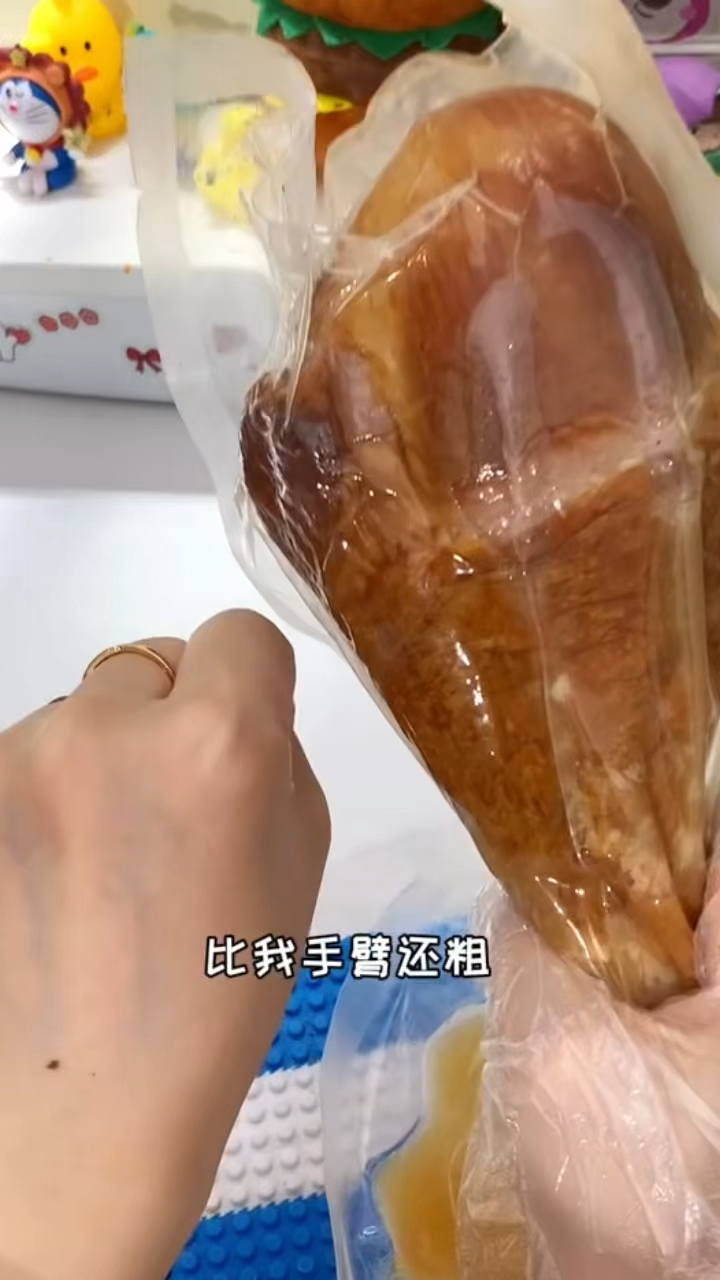 超大的烤火鸡腿,真的比我手臂还粗,它是烟熏烤制的,肉肉贼紧实