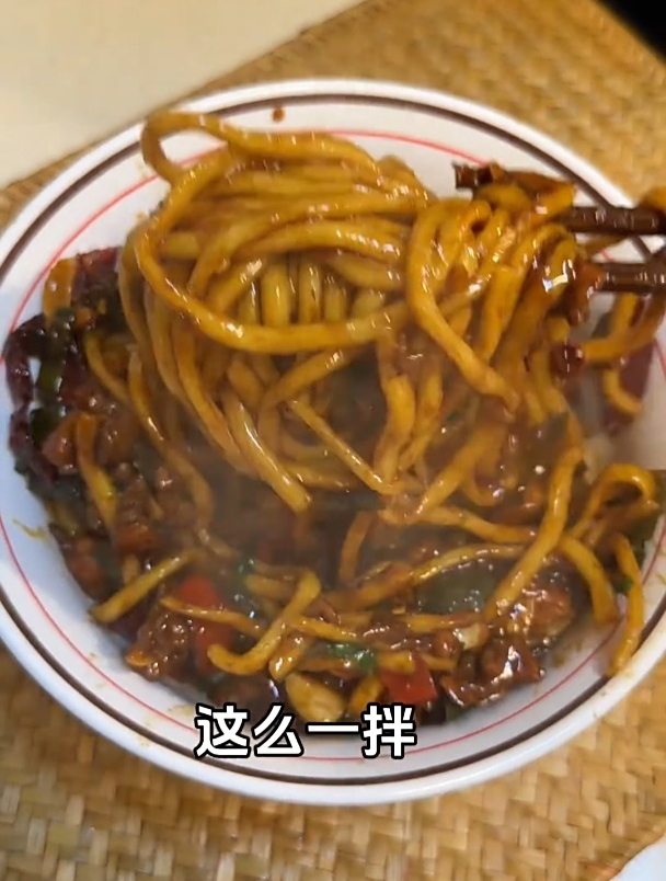 每次都吃不够的双椒鸡丁炒面!香辣过瘾吃了还想吃