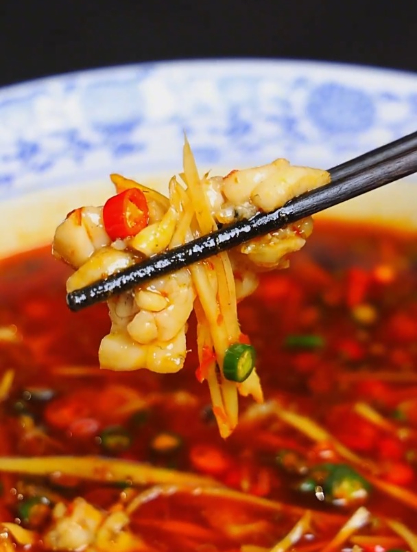 今天用我的江湖菜调料来做一道鲜锅仔姜蛙