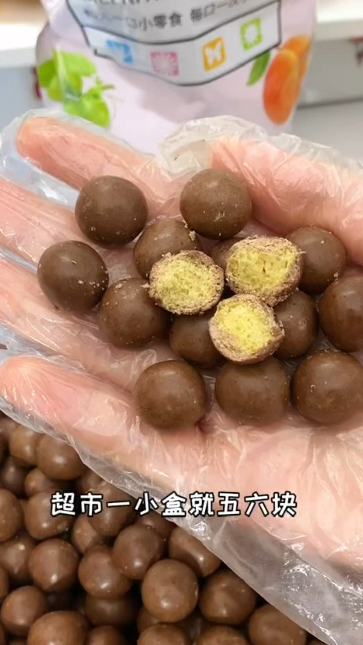 散装麦栗酥5块多一斤巧克力,裹着脆脆的饼干,味道就和店里一样
