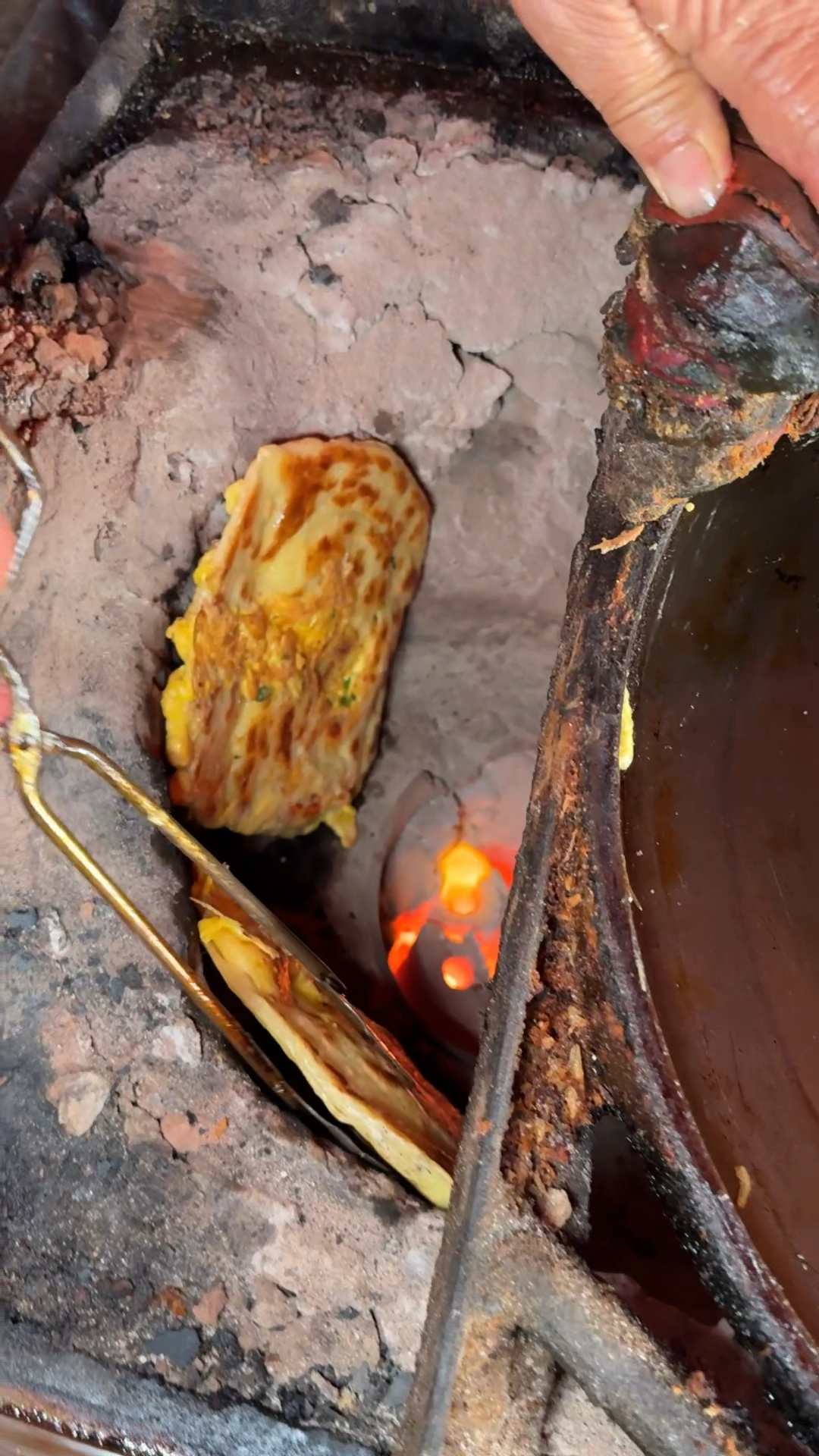 河南信阳特色鸡蛋灌饼,3元一个,传统小煤炉,又香又脆挺好吃