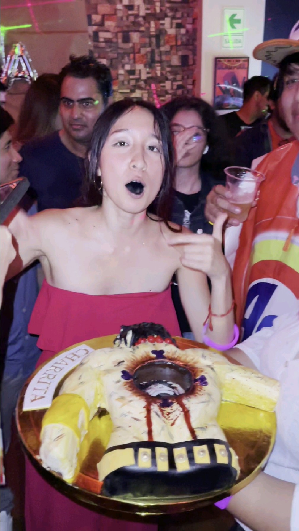 秘鲁网友很高兴能吃到艾斯甜甜圈蛋糕?!