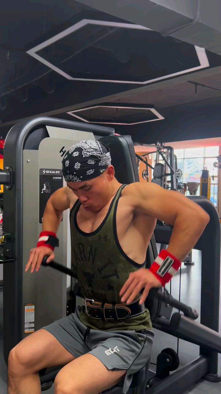 造型帅气的肌肉男