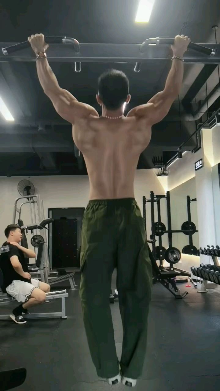 帅气的肌肉男背部训练