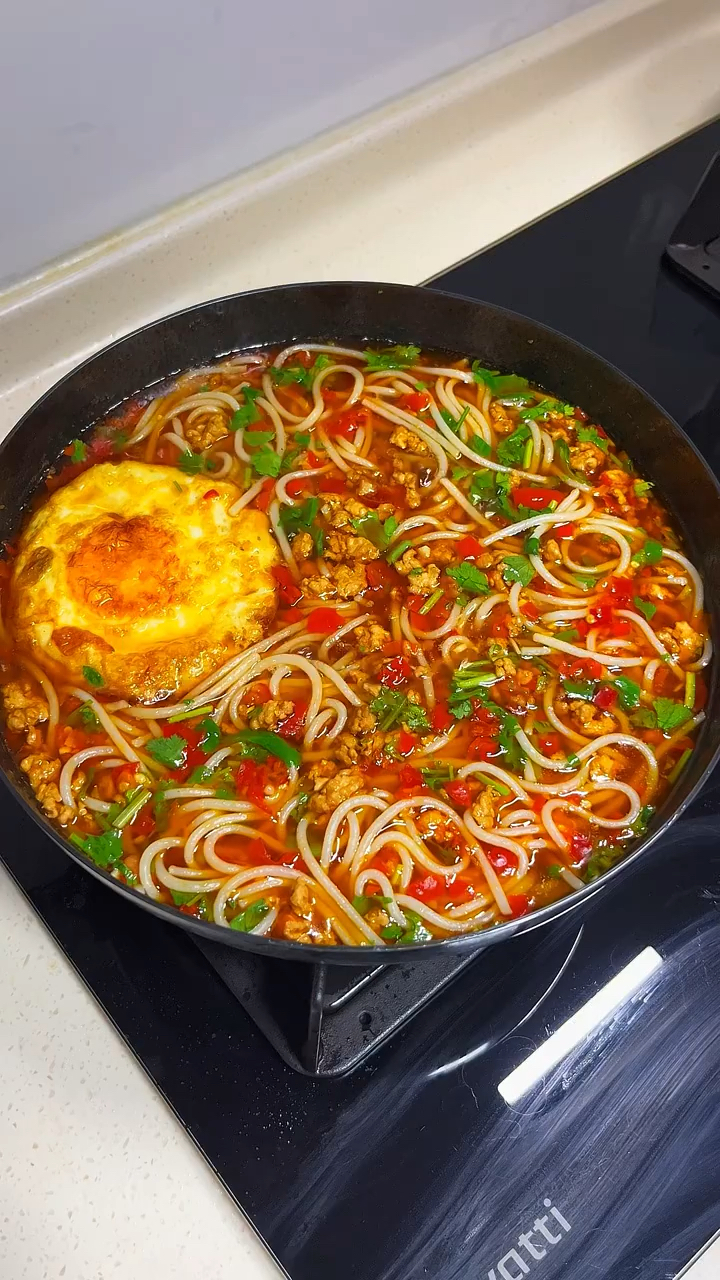 老妈做的剁椒肉沫米粉 真的太过瘾了!