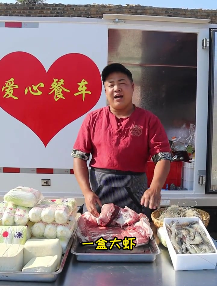 小贺今天给老人做《大锅炖菜》荤素搭配有营养,老人特别喜欢