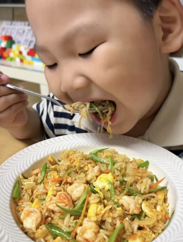 儿童营养餐分享,鸡蛋虾仁豆角炒饭
