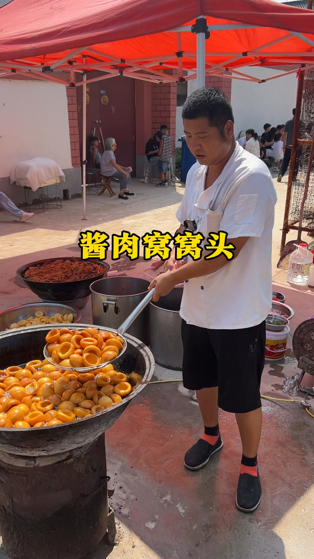 农村大席上做的酱肉窝窝头,妥妥的下馍菜