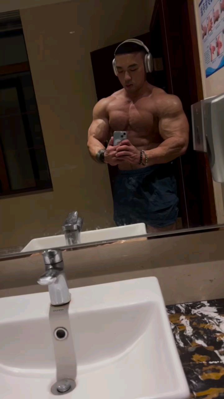 肌肉猛男露出大腿肌肉那一刻我惊呆了