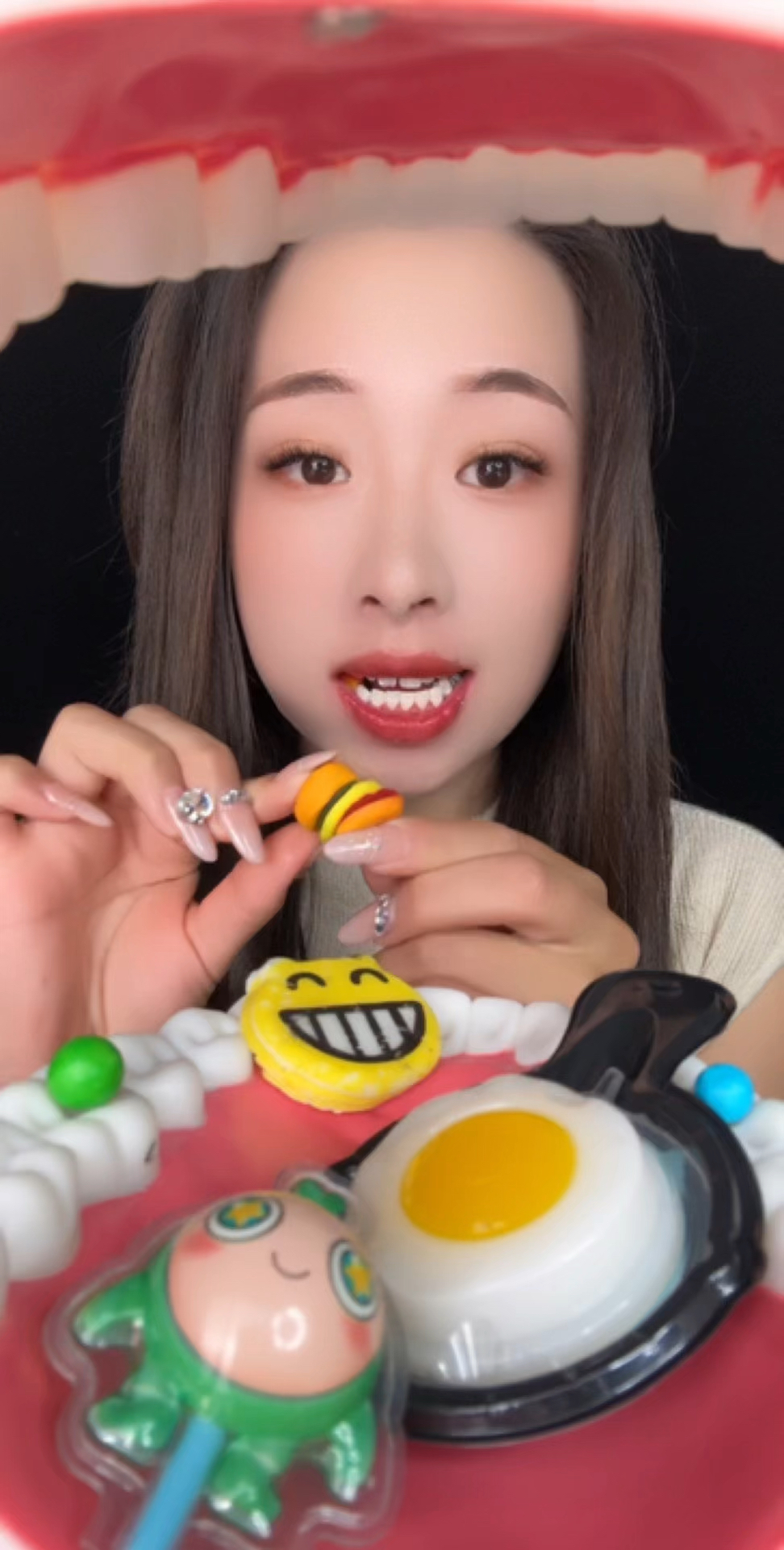 哇,我最喜欢的汉堡糖和表情包巧克力