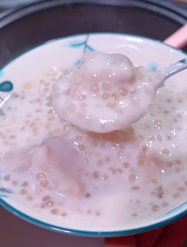 家里有电饭煲就可以做软糯香甜的香芋西米露,简单又好吃