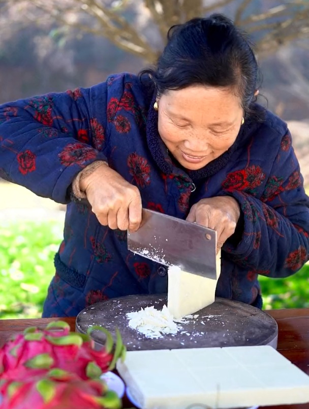 姥姥教你们用巧克力做口红!