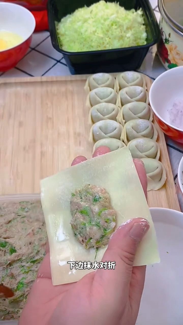 元宝馄饨的包法。