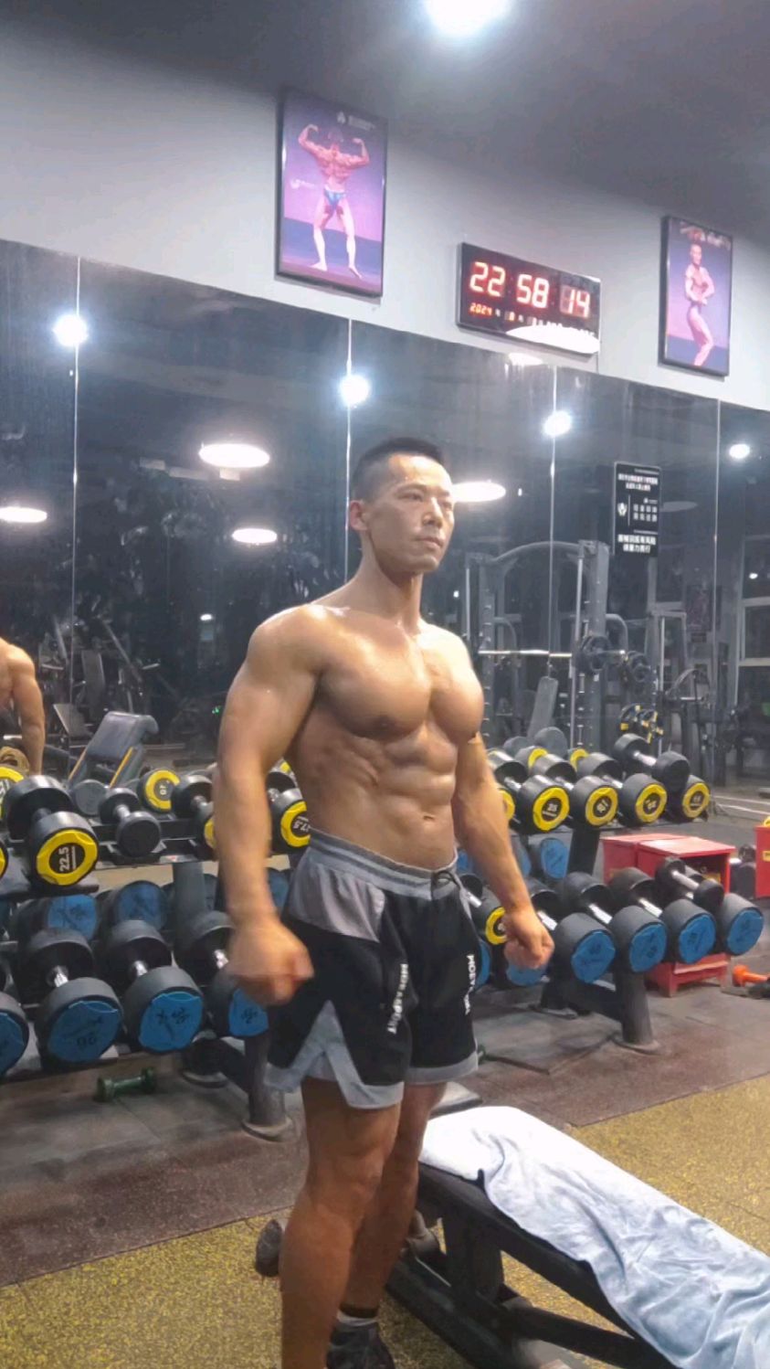 胸肌腹肌好看的肌肉男