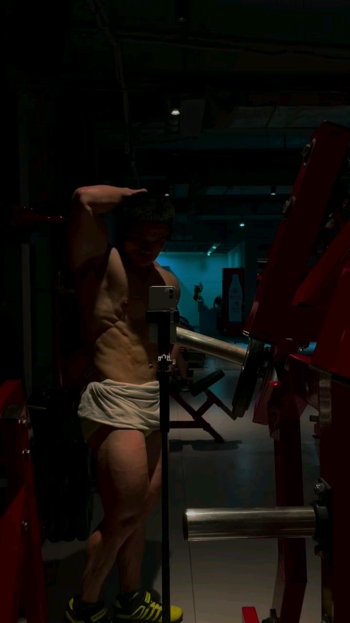 这就是传说中的鲨鱼线吧