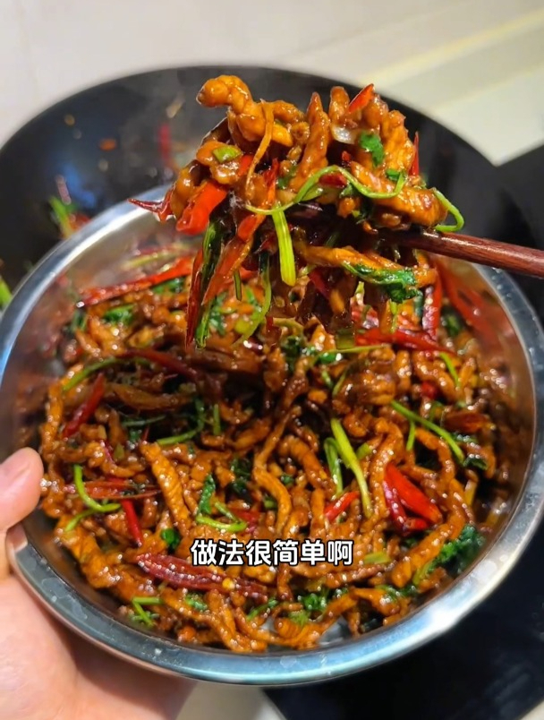 这道特别下饭的家常菜!香辣肉丝又香又辣,用来配饭吃简直绝绝子