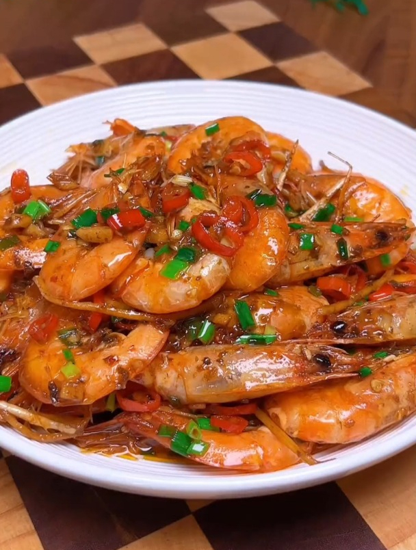 白灼大虾吃腻了,试试这个香辣紫苏虾,香辣鲜嫩,真的太好吃了