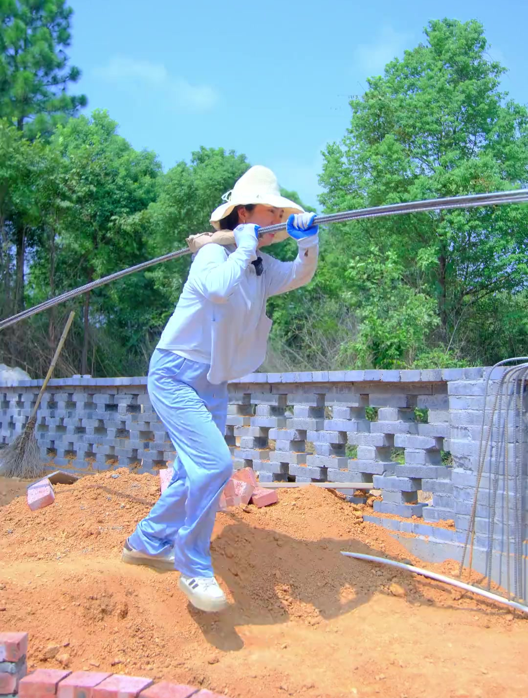 这两天把假山底座做好了,鱼池做了双层保护,应该不会漏水了