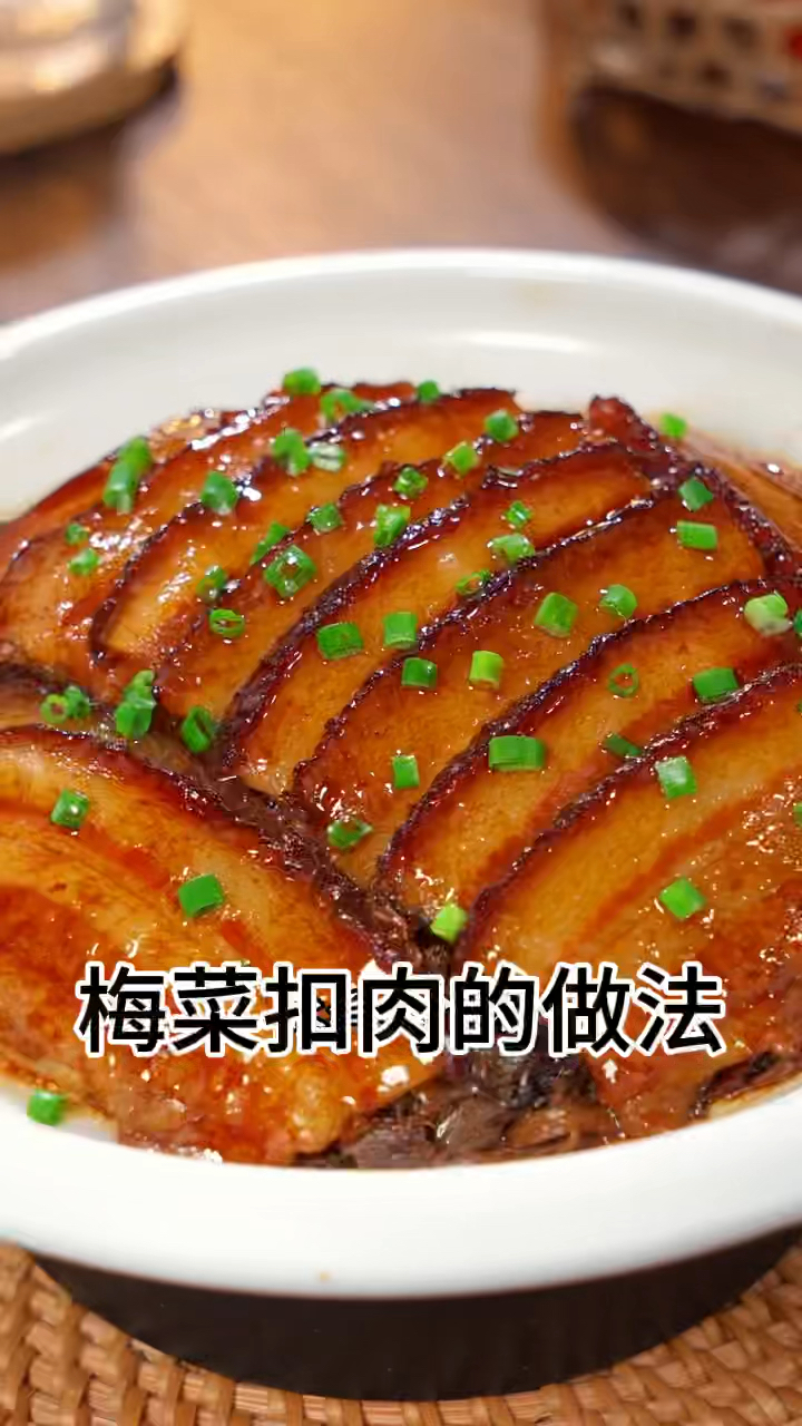把五花肉放进电饭煲里