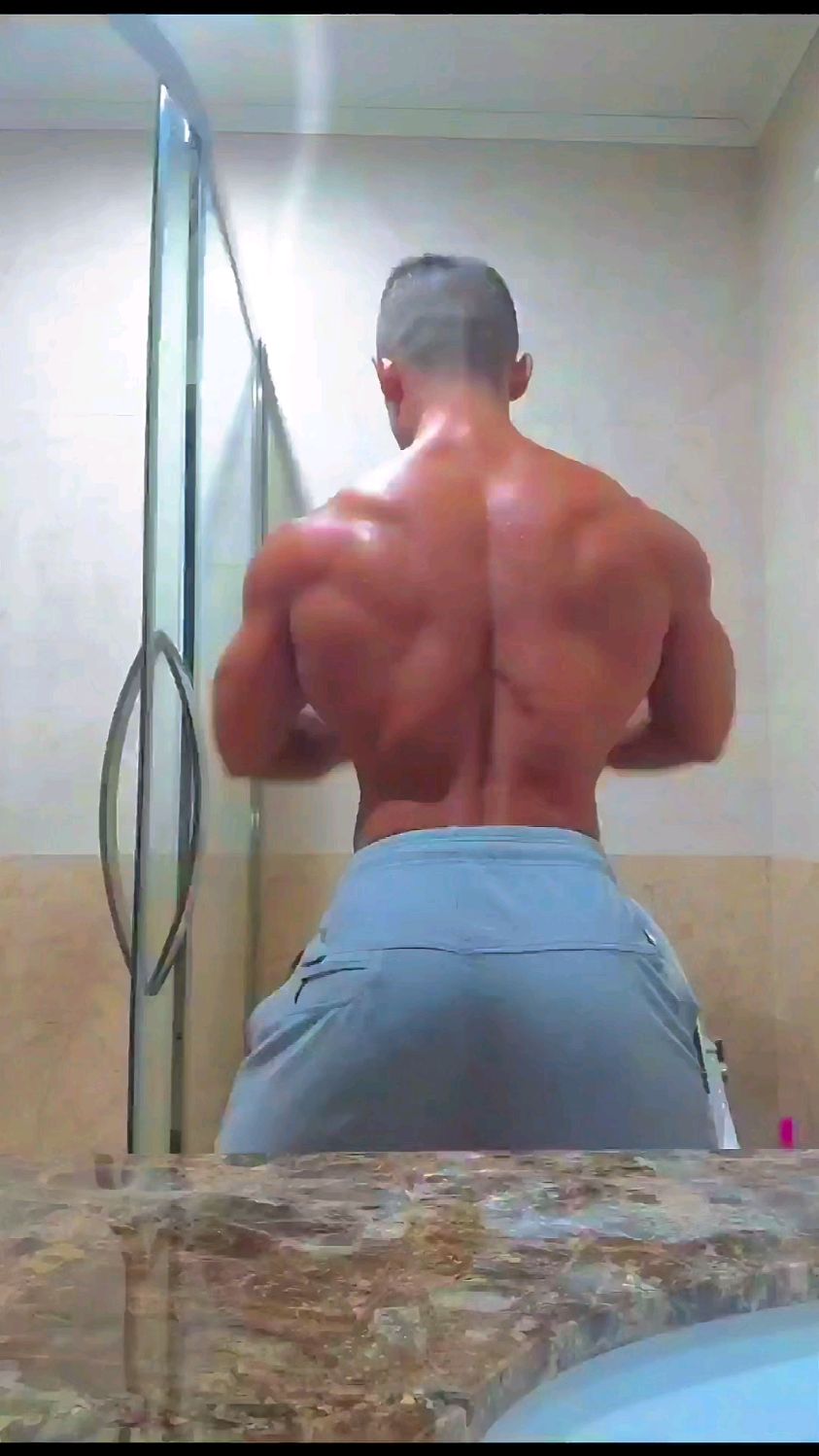 翘臀肌肉男秀背部肌肉线条