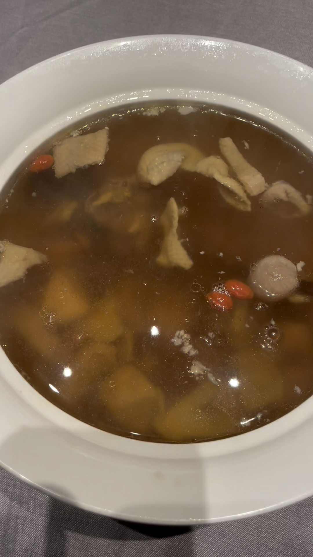 家常美味老母鸡炖鸡汤,香菇枸杞红枣,汤味浓郁,鸡肉香烂