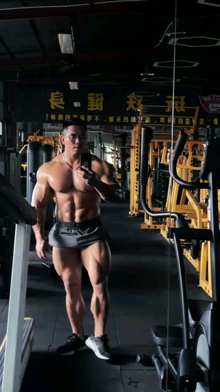威猛霸气的肌肉男秀牛蛙腿
