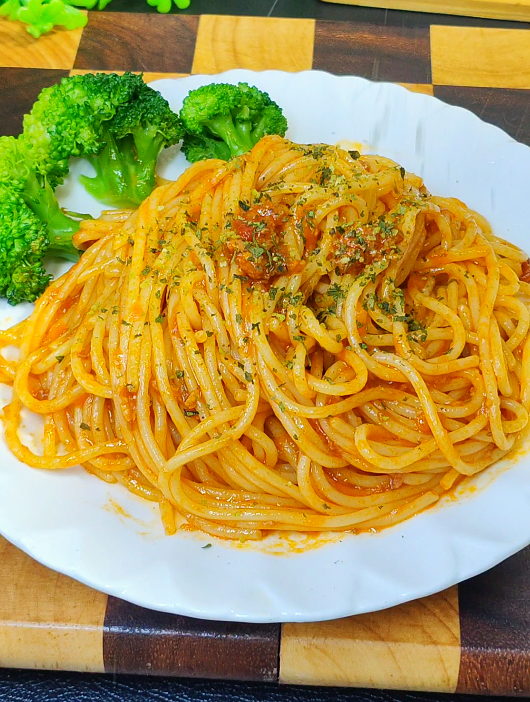 女儿特别爱吃意面,每次来不及做饭,我都会做这个番茄肉酱意面