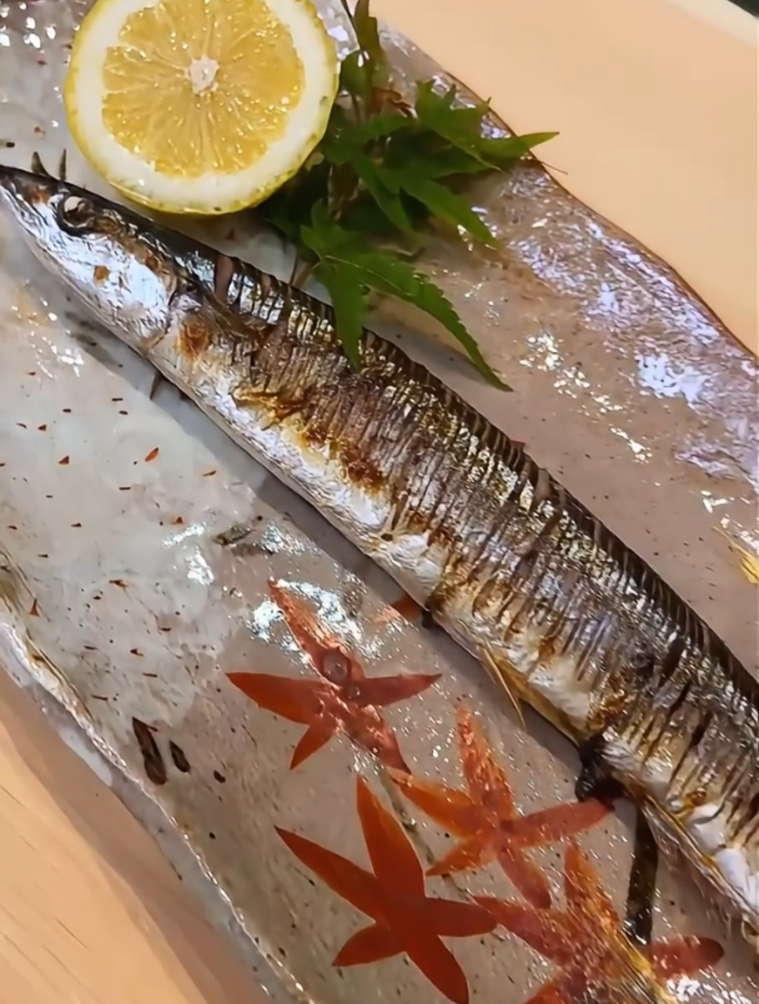 烤秋刀鱼:海洋的馈赠,炭火的魔法,每一口都是自然的鲜美!