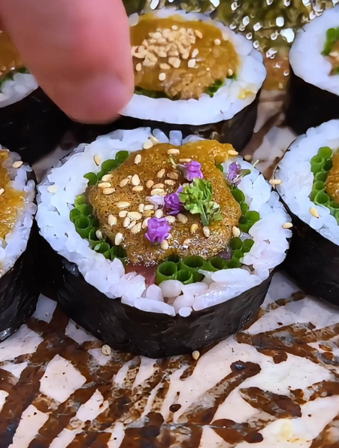 葱香金枪鱼手卷:海洋之鲜,葱香四溢,手卷美味,尽在掌握!