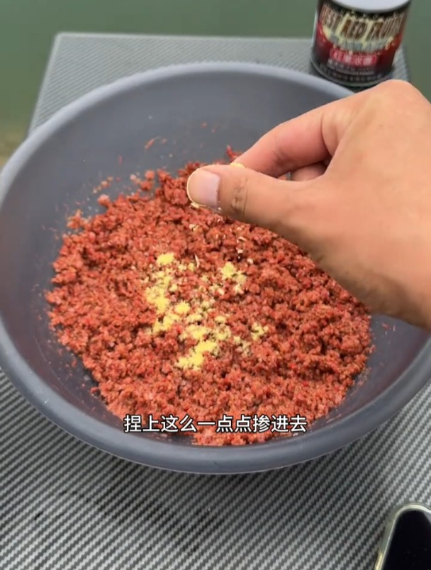 只需向开好的饵料加上一点点,促进鱼儿开口,鱼货越钓越多!