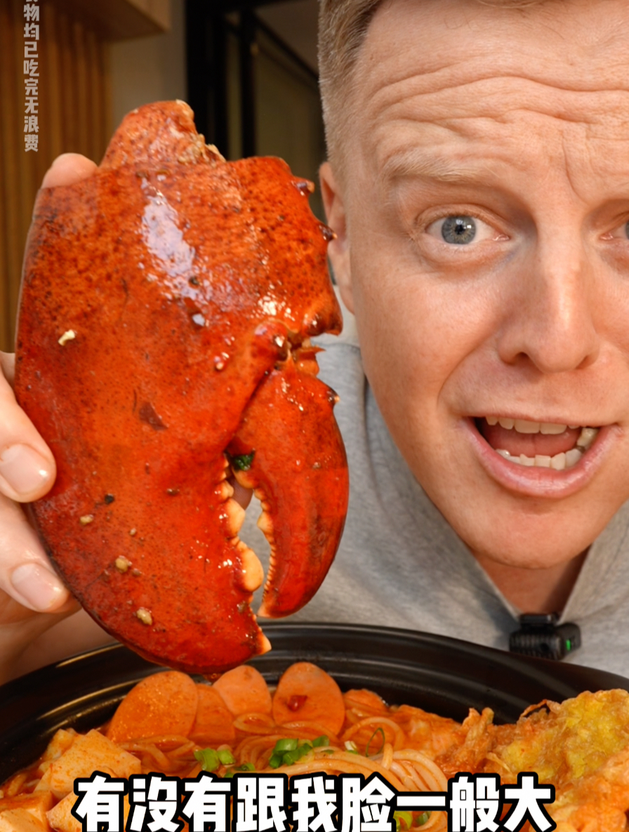 在空调房里吃辣炒海鲜再嗦个粉,这小生活太悠哉了