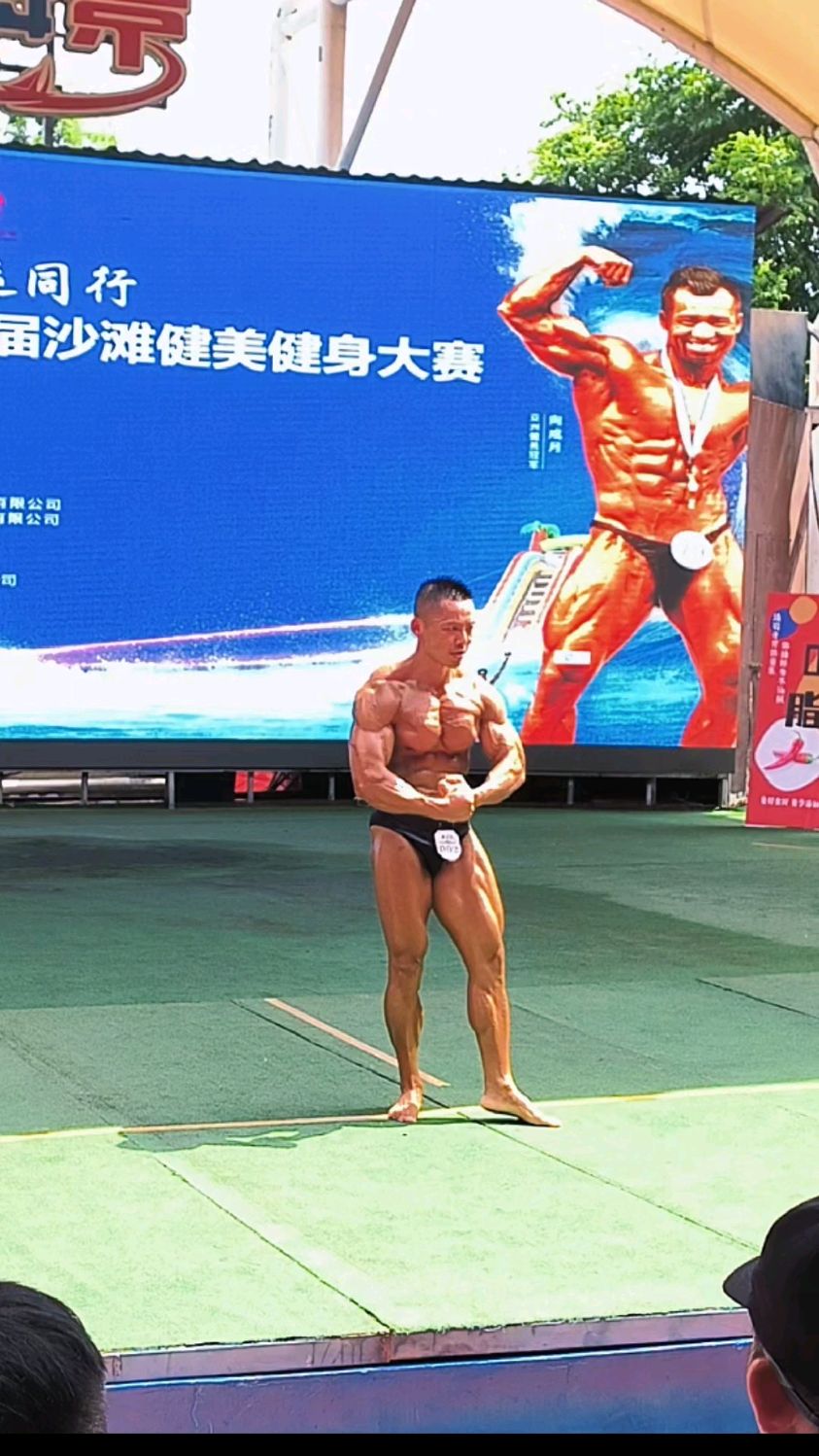 烈日阳光下健美比赛肌肉男展示