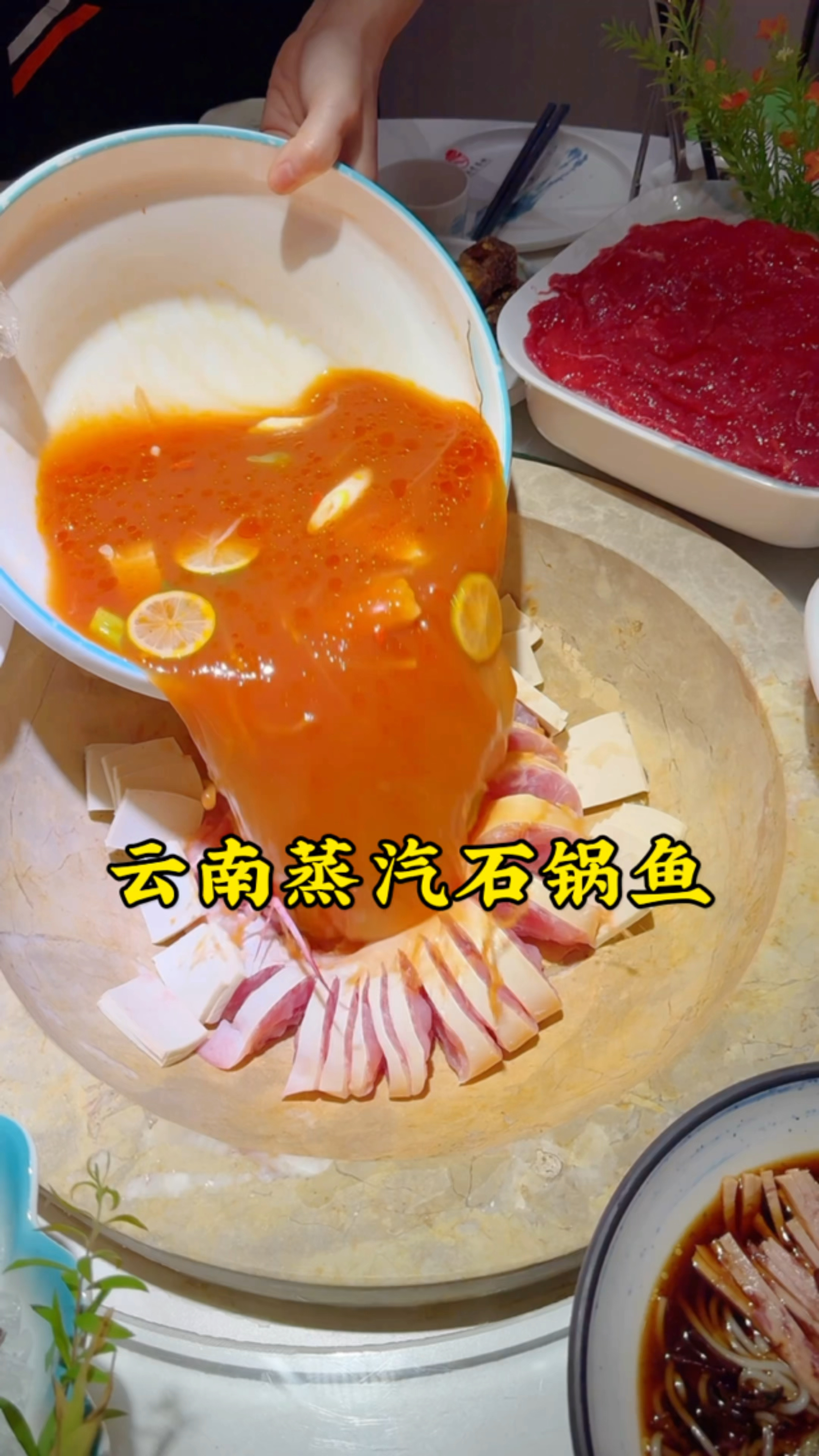 中秋节,带家人吃个云南蒸汽石锅鱼,肉质鲜嫩,汤鲜味美,超好吃