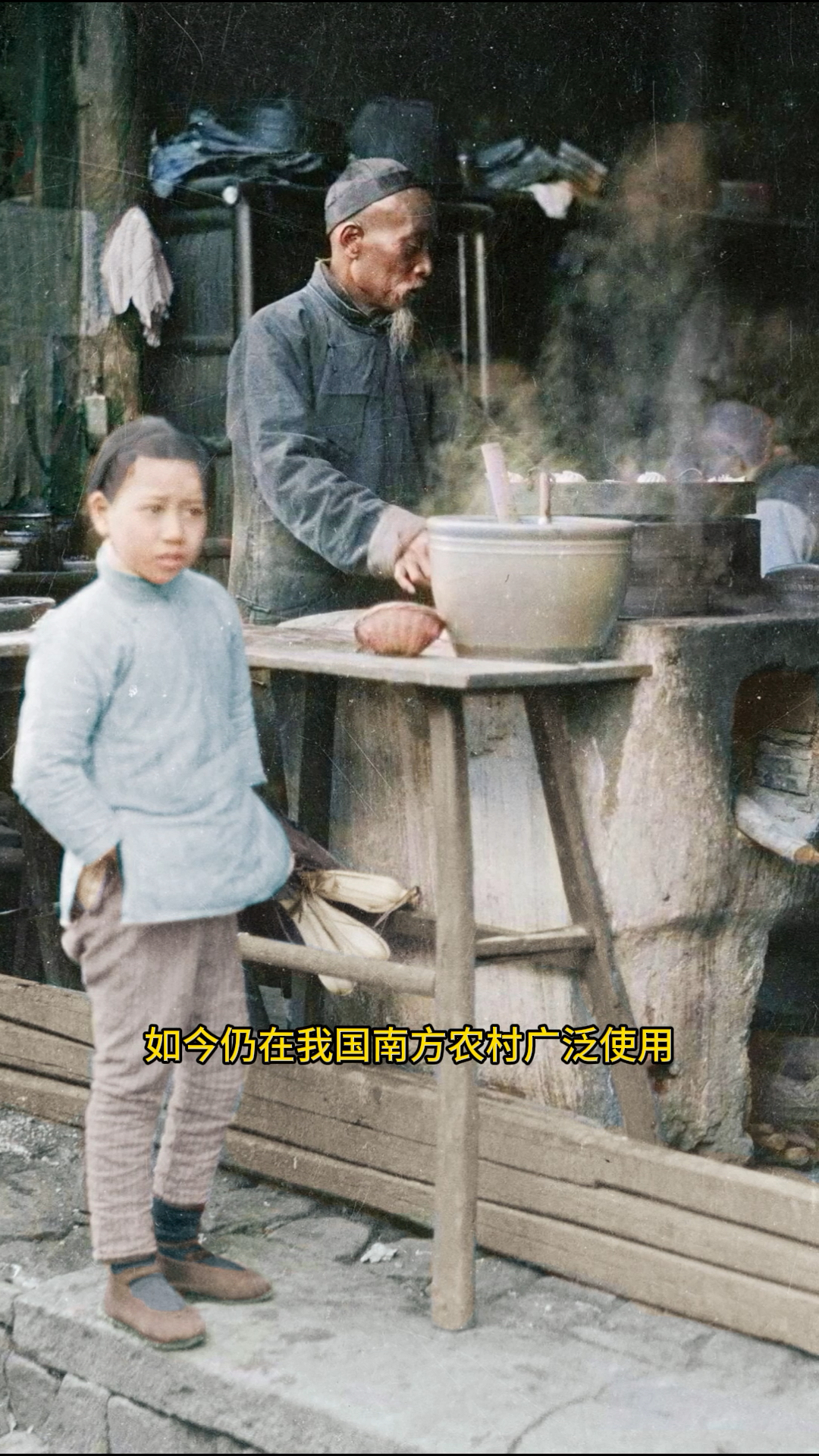 1918年,杭州小吃铺前买包子的小姑娘
